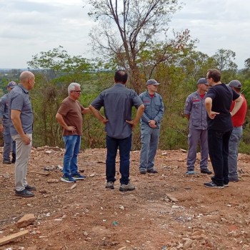 Fumaça na Vila Furquim: força-tarefa continua trabalho e Unesp vai estudar material misturado à terra